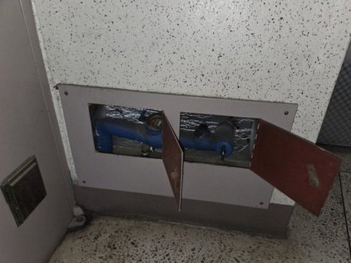 누수탐지 배관 연결부와 주변 습윤 상태를 점검하는 장면