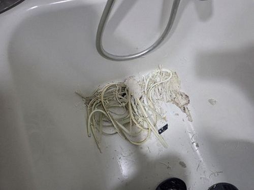 누수탐지 싱크대 하부 장 누수 흔적 점검 장면