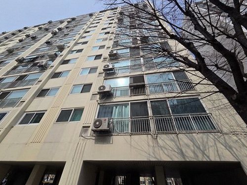 누수탐지 배관 구간별 밸브 차단과 음향 측정 장비를 사용하는 현장 점검 장면