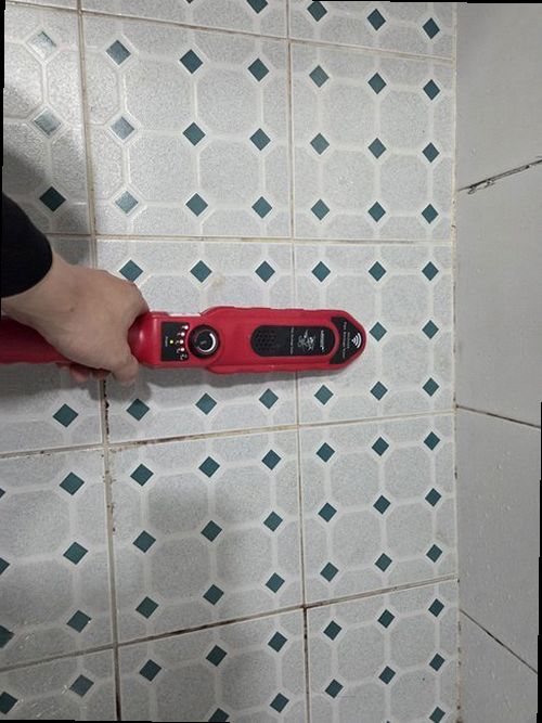 누수탐지 원인 조치 후 천장과 주변 마감 상태를 다시 확인하는 모습