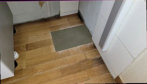 해운대구 누수탐지 싱크대 하부장과 벽면의 누수 흔적을 확인하는 모습