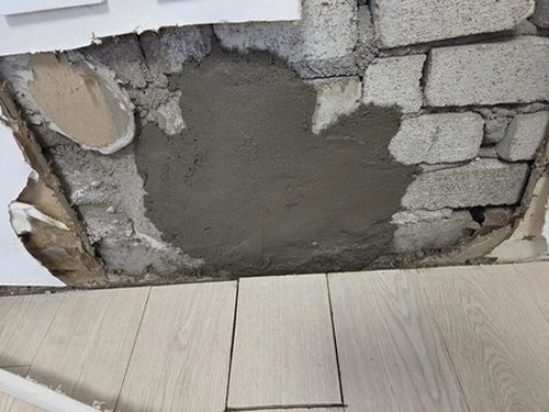 누수탐지 점검 위치와 측정 결과를 기록하는 현장 확인 과정