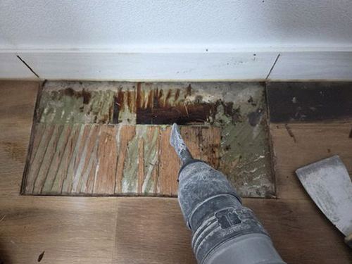 누수탐지 점검 항목을 정리한 기록 메모와 장비 측정 화면