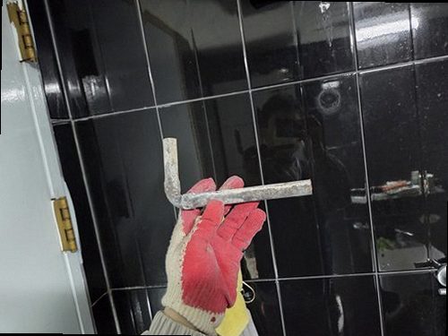 세종시 누수탐지 난방 연결부 주변 바닥과 벽면을 점검하는 장면