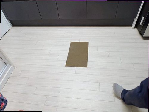 세종시 누수탐지 천장과 벽면의 누수 흔적을 확인하는 점검 장면