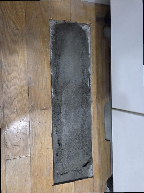 누수탐지 벽지에 생긴 물방울 모양 얼룩과 천장 모서리의 흔적
