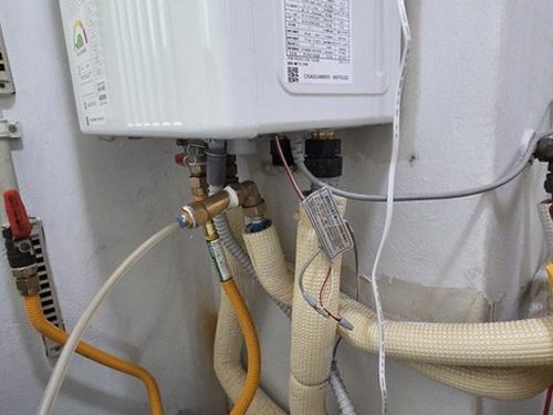 누수탐지 배관 계통을 확인하고 장비로 누수 의심 위치를 점검하는 과정
