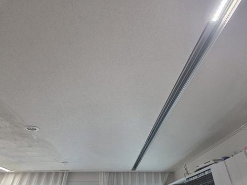 누수탐지 안방 천장에 생긴 물방울과 주변 변색을 확인하는 모습