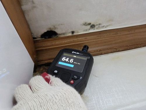 누수탐지 천장 얼룩과 배관 경로를 대조하는 점검 장면
