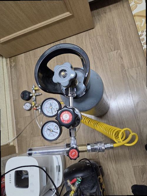 광주 누수탐지 천장과 벽면에 나타난 누수 흔적의 위치를 확인하는 모습