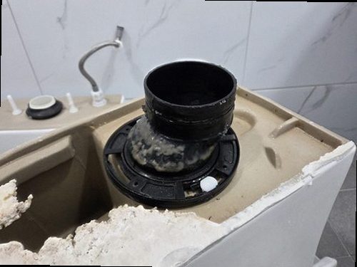 세종시 누수탐지 욕실 벽면 얼룩을 살피는 점검 장면