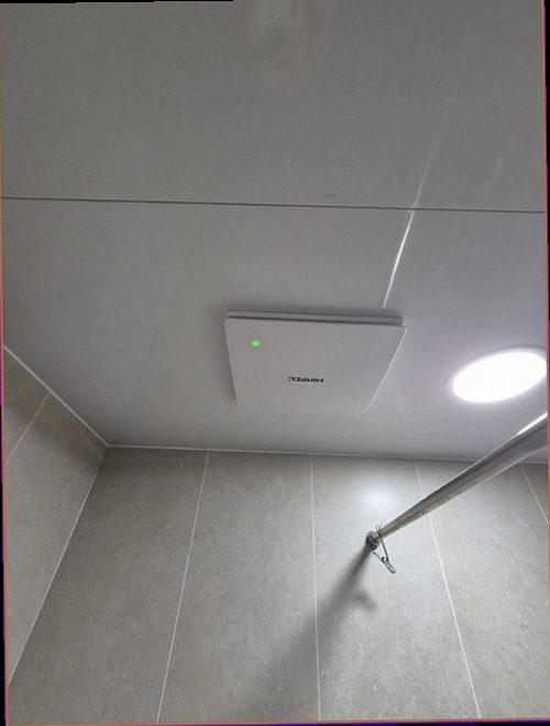 세종시 누수탐지 욕실 주변 습기와 벽면 얼룩을 확인하는 모습