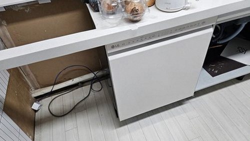 누수탐지 싱크대 하부장 안쪽 배관 이음부 점검 장면