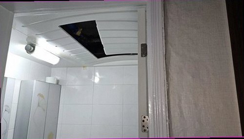 세종시 누수탐지 난방 배관 주변의 압력계와 바닥 상태를 확인하는 현장 점검 모습