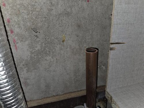 누수탐지 계량기와 실내 배관 주변을 확인하는 사전 점검 장면