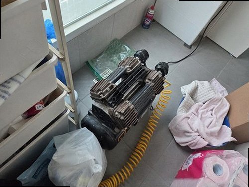 누수탐지 벽체 위에서 음향 측정 장비로 배관 신호를 확인하는 점검 장면