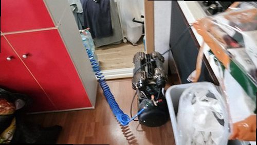 세종시 누수탐지 벽과 천장의 누수 흔적을 확인하며 발생 위치와 주변 상태를 기록하는 모습