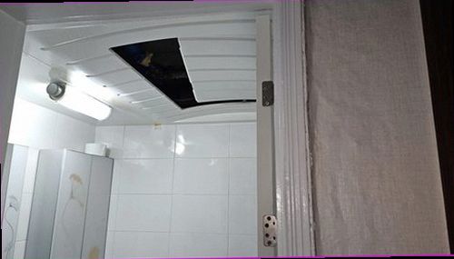 파주 누수탐지 보일러실 바닥과 배관 주변의 습기 상태를 확인하는 현장