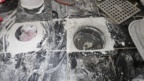 누수탐지 배수구 주변과 바닥 방수 상태를 살피는 점검 장면
