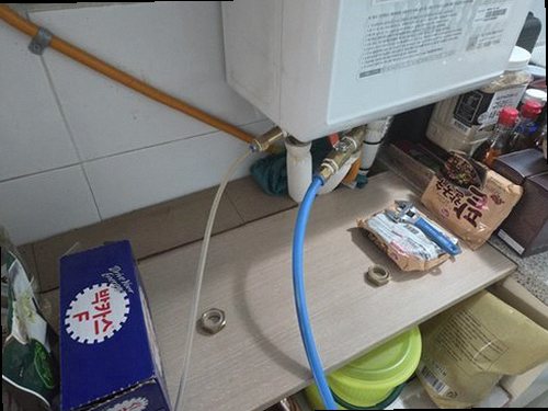 누수탐지 배관 점검 후 압력 유지 상태를 확인하는 장면