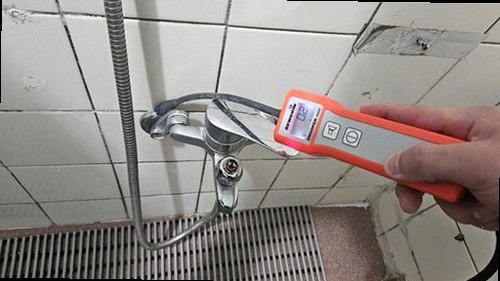 강남구 누수탐지 천장에 번진 누수 자국과 물방울을 확인하는 현장
