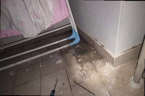 누수탐지 수도계량기와 벽면 누수 흔적을 확인하는 모습