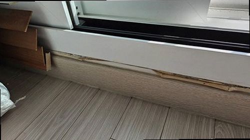 누수탐지 수도계량기 별침과 벽면 수분 측정값을 확인하는 모습