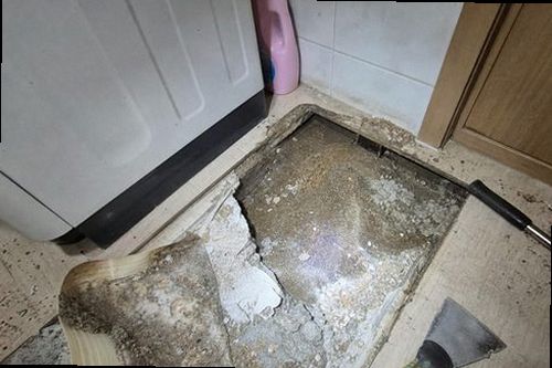 관악구 누수탐지 싱크대 하부장과 주변 바닥의 누수 흔적을 확인하는 모습