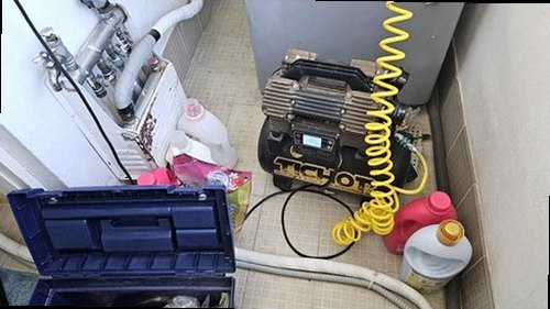 광진구 누수탐지 누수 원인 확인 후 베란다 창틀과 바닥을 보수하는 현장