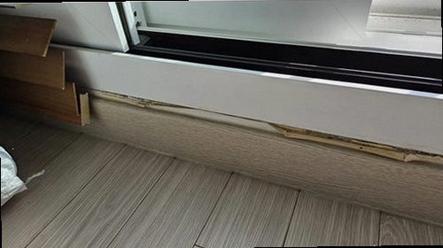 누수탐지 천장에 번진 누수 얼룩과 물방울 흔적을 확인하는 모습