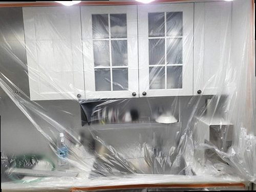 노원구 누수탐지 공압 검사와 가스탐지기를 활용해 매립 배관의 누수 위치를 확인하는 모습