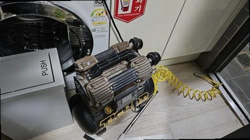 누수탐지 보일러와 난방 분배기 연결부를 확인하는 모습
