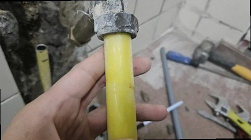 누수탐지 수도계량기 별침과 주변 배관을 확인하는 모습