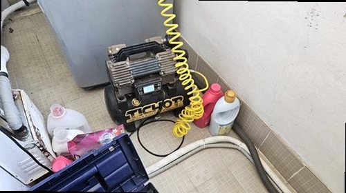 누수탐지 베란다 창호 하단과 외벽 접합부의 물자국을 확인하는 모습