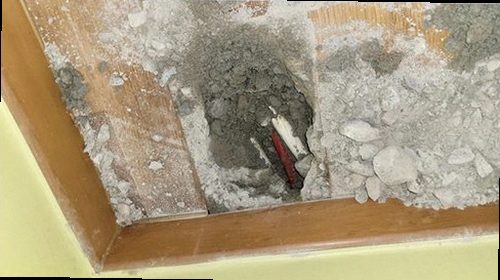 서초구 누수탐지 수도계량기 별침과 벽면 누수 흔적을 확인하는 모습