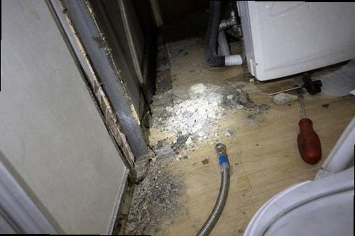 성동구 누수탐지 싱크대 하부장과 걸레받이 주변의 누수 흔적을 확인하는 모습