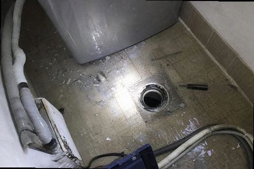 누수탐지 누수 탐지 후 최소 범위로 바닥을 굴착하고 배관을 확인하는 과정