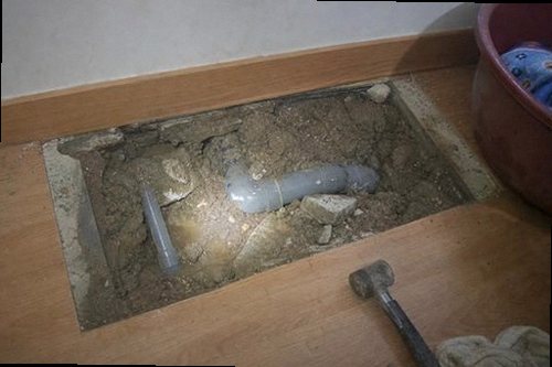 성북구 누수탐지 장판 가장자리 들뜸과 바닥 습기를 확인하는 모습