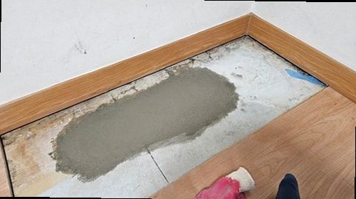 누수탐지 천장과 벽면의 누수 흔적을 확인하는 모습