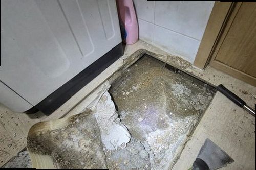 누수탐지 주방 하부장과 벽면의 누수 흔적을 확인하는 현장