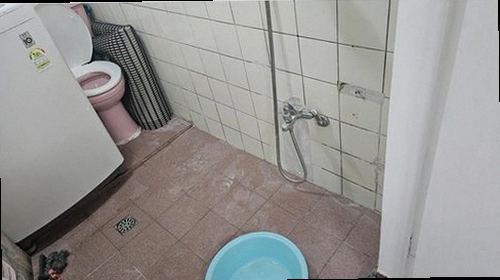 양천구 누수탐지 천장 물자국과 배관 누수 원인을 확인하는 모습