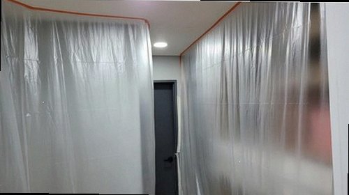 종로구 누수탐지 누수 점검 전 벽과 바닥의 물자국을 확인하는 모습