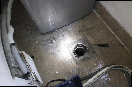 종로구 누수탐지 수분측정기로 창틀 하단과 천장 접합부를 비교하는 모습