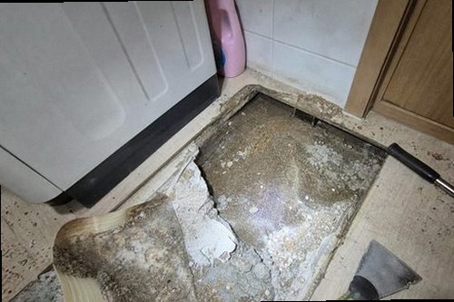 누수탐지 싱크대 하부장과 급수·배수 연결부를 점검하는 모습
