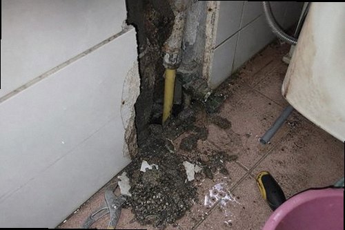서대문구 누수탐지 누수 현장에서 천장 얼룩과 배관 주변을 확인하는 모습