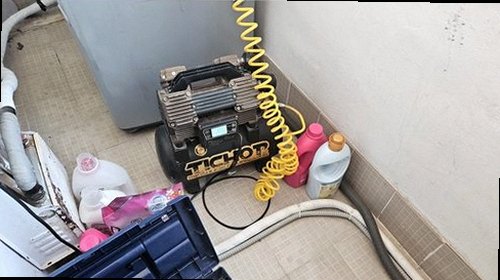서대문구 누수탐지 누수 탐지 장비로 바닥과 벽면을 점검하는 모습