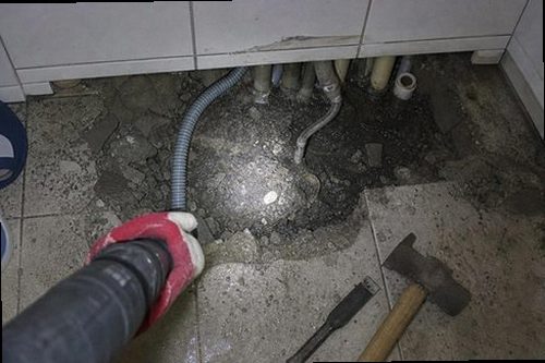 영등포구 누수탐지 욕실 바닥과 천장 누수 흔적을 비교하는 현장 점검 모습