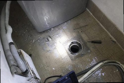 영등포구 누수탐지 베란다 벽면과 천장 누수 흔적을 확인하는 모습