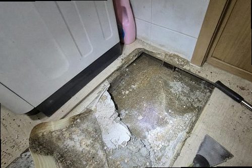 누수탐지 가스 탐지기와 청음 탐지기로 누수 위치를 확인하는 과정