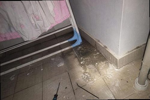 영등포구 누수탐지 베란다 창틀 하부와 천장에 나타난 누수 흔적